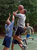 Archivo:Barack Obama basketball at Martha's Vineyard