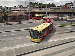 Archivo:Bog - Bus TransMileni dando la curva Avenida 30