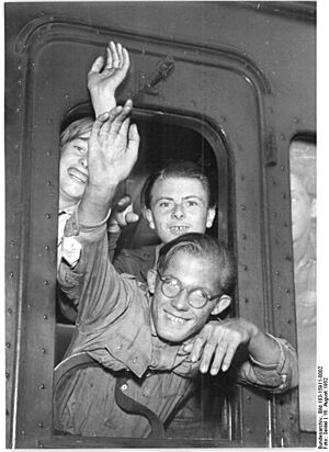 Archivo:Bundesarchiv Bild 183-15911-0002, Chemnitz, Abreise zum "Dienst für Deutschland"
