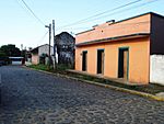 Archivo:Calle en el centro del pueblo