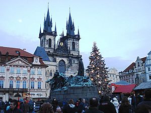 Archivo:Christmas in Prague's Old Town Square