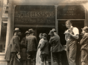 Archivo:Crowd outside McKenzie's wireless shop