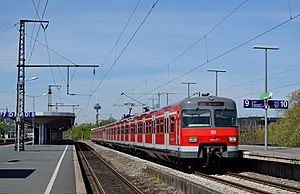 Archivo:Ein ET 420 als S12 im Bahnhof Köln Messe Deutz