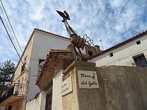 Archivo:El Gallo. Escultura urbana obra de José Azul (Monteagudo del Castillo, Teruel)