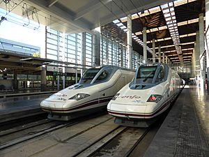 Archivo:Estación de Madrid Puerta de Atocha, tren AVE con destino Valencia, España. Renfe serie 112