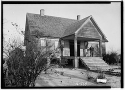 FRONT AND SIDE VIEW, S.W. - Nunnley-Bowden House, State Route 95, Gordon, Houston County, AL HABS ALA,35-GORD.V,1-1.tif