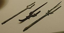 Archivo:Forks Susa Louvre MAO421-422-431