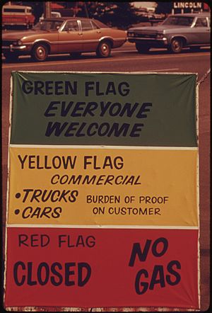 Archivo:GASOLINE DEALERS IN OREGON DISPLAYED SIGNS EXPLAINING THE FLAG POLICY DURING THE FUEL CRISIS IN THE WINTER OF... - NARA - 555518