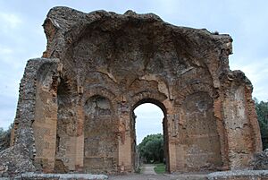 Archivo:Hadrian's villa near Tivoli 331