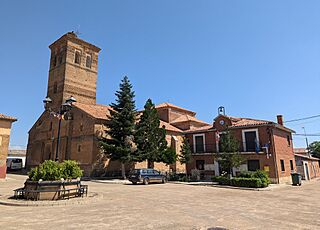 Iglesia de El Salvador y casa consistorial, Melgar de Abajo.jpg