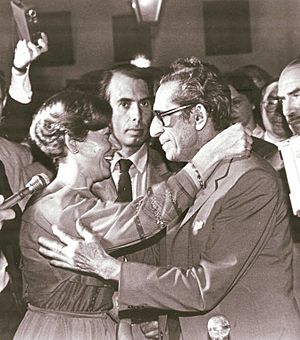 Archivo:Isabel Perón con Don Fernando Riera en la Casita De Tucuman, Diciembre 1983