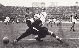 Archivo:Italy v Israel (Turin, 1961) - Sívori's goal