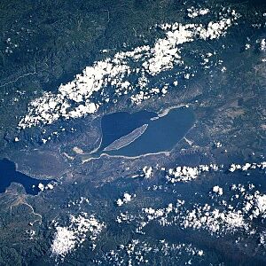 Archivo:Lake enriquillo-b