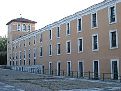 Archivo:Left-side-back-view-monasterio-nuestra-senora-prado-valladolid-es