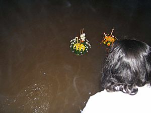 Archivo:Loi krathong rafts