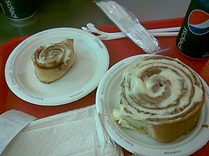 Archivo:Minibon junto a un Cinnabon classic - Panamá - 2011