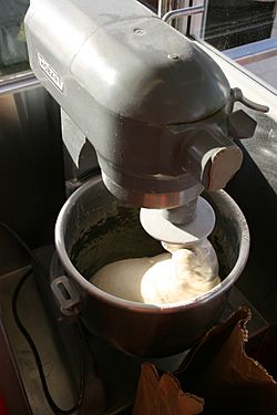 Archivo:Mixing Tara's Fried Dough