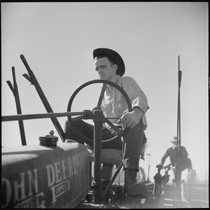 Archivo:Monterey County, California. Rural youth. Mechanization, the agricultural employee. At the wheel of a farm-all tractor - NARA - 532242