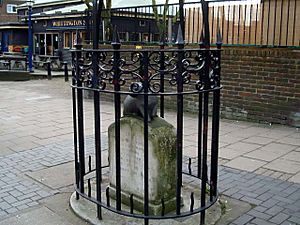 Archivo:Monument and Pub - "The Whittington Stone" - geograph.org.uk - 1180836