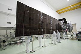 Archivo:One of Juno's solar panels before illumination test