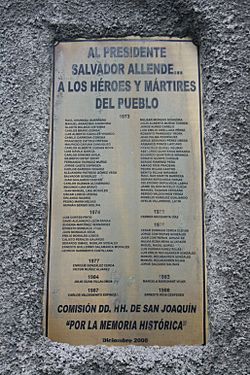 Placa del Monumento. “Al Presidente Salvador Allende… a los héroes y mártires del pueblo”.jpg