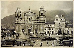 Archivo:Postal - Catedral y Capilla del Sagrario - Bogota