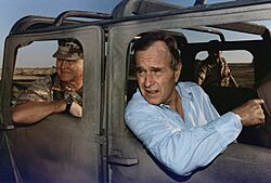 Archivo:President Bush rides in a HUMVEE with General H. Norman Schwarzkopf during his visit with troops in Saudi Arabia on... - NARA - 186424