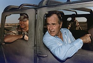 Archivo:President Bush rides in a HUMVEE with General H. Norman Schwarzkopf during his visit with troops in Saudi Arabia on... - NARA - 186424