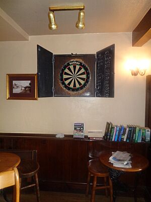 Archivo:Public bar, Railway Inn, Spofforth, North Yorkshire (1st August 2015) 015
