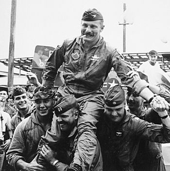 Archivo:Robin Olds completes 100th combat mission over North Vietnam