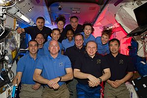 Archivo:STS-131 and Expedition 23 Group Portrait