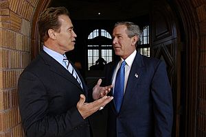 Archivo:Schwarzenegger Bush