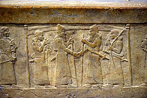 Archivo:Shalmaneser III greets Marduk-zakir-shumi, detail, front panel, Throne Dais of Shalmaneser III at the Iraq Museum