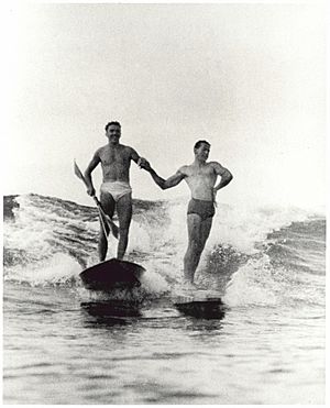 Archivo:Synchronised surfing,Manly beach, New South Wales, 1938-46 (6519242455)