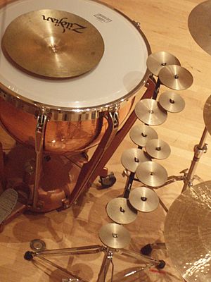 Archivo:Timpani and cymbals