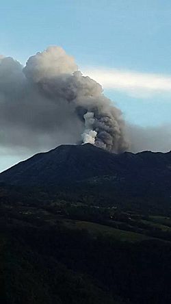 Archivo:Turrialba volcano eruption 2014. Costa Rica (2)