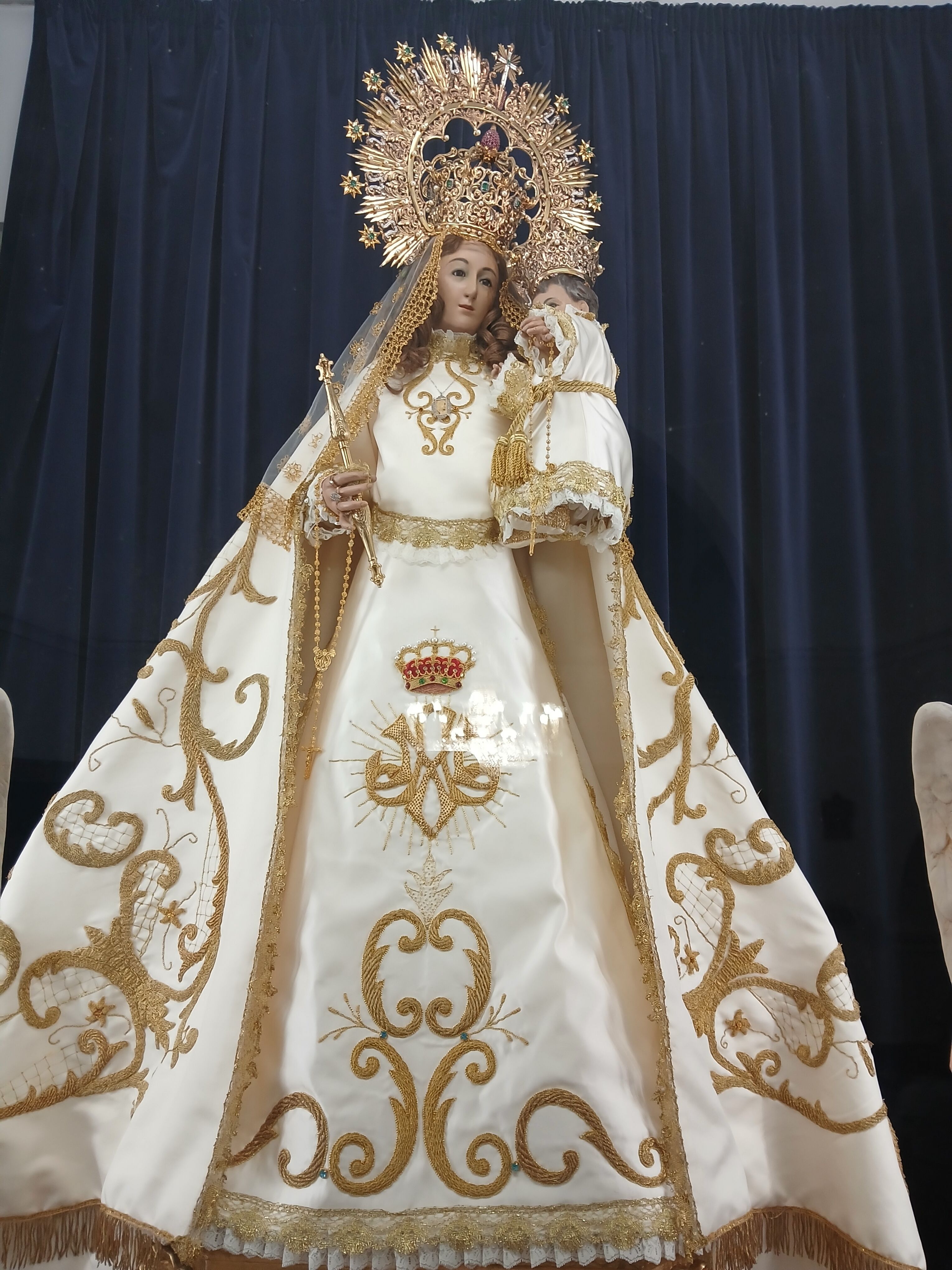 Virgen de los Remedios (Valencia de Alcántara) - Traje del pueblo.jpg