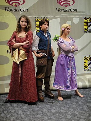 Archivo:WonderCon 2011 Masquerade - Mother Gothel, Flynn Rider, and Rapunzel from Tangled (5594664418)