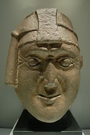 Archivo:001 Cabeza llamada del Inca Viracocha. Museo de América (Madrid). ManuelParadaLópezdeCorselas