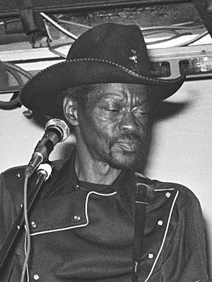 Archivo:10 June 1981 - Clarence "Gatemouth" Brown & Gate's Express (cropped)