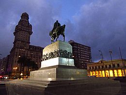 2016 Noche Plaza de La Independencia monumento a Artigas y Palacio Salvo en Montevideo
