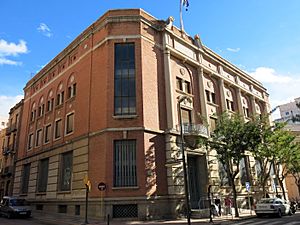 Archivo:214 UNED, c. Cervantes 17, cantonada c. Ramon Berenguer IV (Tortosa)