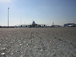 Archivo:Aeropuerto de Madrid-Barajas - Exterior 01