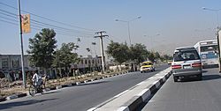 Archivo:Airport Road in Kabul City