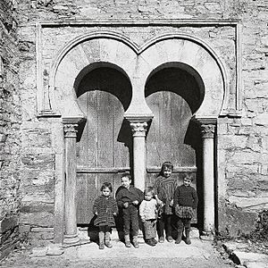 Archivo:Arcos de herradura mozárabe de Santiago de Peñalba.