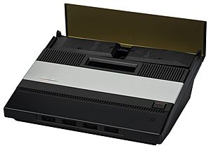 Archivo:Atari-5200-4-Port-Console-Open-wControllers