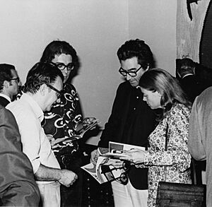 Archivo:Brossa, Viladecans, Tàpies i Maria Lluïsa Borràs