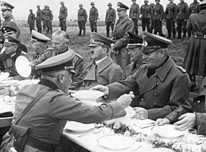 Archivo:Bundesarchiv Bild 183-H13192, Adolf Hitler im Sudetenland