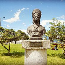 Busto del líder indígena atlacatl.jpg
