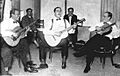 Carlos Gardel (centro) junto a José Ricardo (izq) y Guillermo Barbieri (der)
